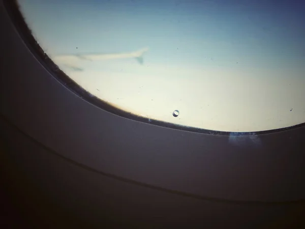 Raam van een vliegtuig met een klein gaatje voor de druk — Stockfoto
