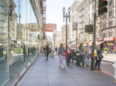 Powell caddesi boyunca yürüyen insanlar ve turistler güneşli bir günde San Francisco'daki Union Square'den görüntülendi