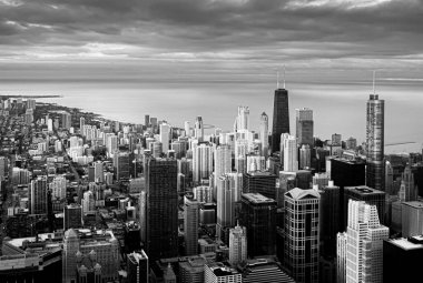 Gün batımında Chicago'nun panoramik siyah beyaz manzarası