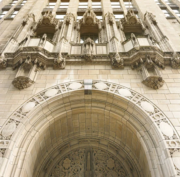 Detalle del arco decorado a la entrada de la Torre Tribune en Chicago — Foto de Stock