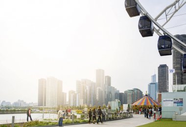 Chicago, Il, ABD, Ekim 2016: Chicago'nun Navy Pier'inde eğlenceli bir gün geçiren insanlar ve turistler