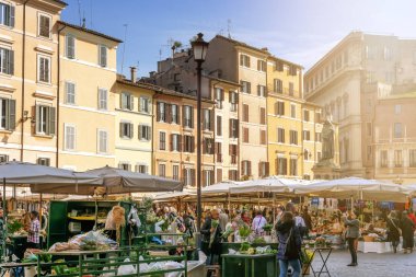 Roma'daki Piazza Campo de Fiori'deki antik sebze pazarının gündüz görünümü. Campo de' Fiori, Kelimenin tam anlamıyla İtalyanca'dan çevrilmiş, 