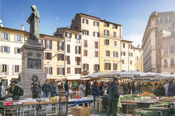 Vista diurna dell'antico mercato delle verdure in Piazza Campo de Fiori a Roma. Campo de 'Fiori, tradotto letteralmente dall'italiano, significa "campo di fiori" " — Foto Stock