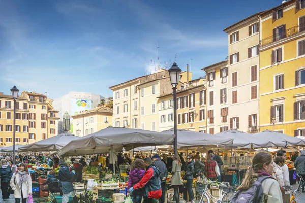Vista diurna dell'antico mercato delle verdure in Piazza Campo de Fiori a Roma. Campo de 'Fiori, tradotto letteralmente dall'italiano, significa "campo di fiori" " — Foto Stock