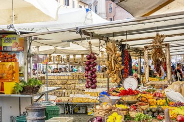 Roma'daki Piazza Campo de Fiori'deki antik sebze pazarının gündüz görünümü.