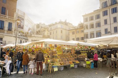Roma'daki Piazza Campo de Fiori'deki antik sebze pazarının gündüz görünümü.