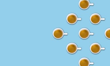 açık mavi pastel masada kahve fincanları bir grup bir üst görünümü ile minimalist desen