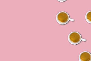 açık pembe pastel masada bir grup kahve fincanı üst görünümü ile minimalist desen