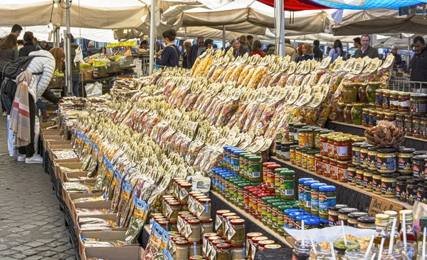 Decine di diversi tipi di pasta in vendita presso uno stand nello storico mercato di Campo de Fiori a Roma — Foto Stock