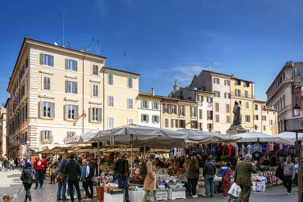 Veduta diurna dell'antico mercato delle verdure in Piazza Campo de Fiori a Roma . — Foto Stock