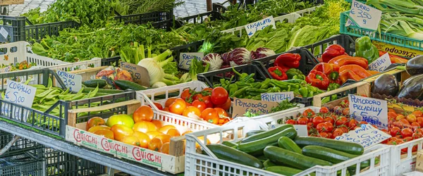 Vegyes zöldségek, beleértve a paradicsomot, borsot és cukkinit, a római történelmi Campo de Fiori utcai piac standin való árusítás mellett — Stock Fotó