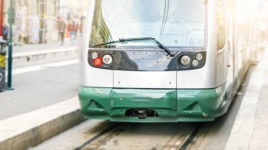 modern kamu tramvay cepheden görülen.