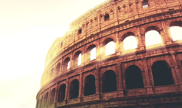Romeins Colosseum tijdens zonsondergang — Stockfoto