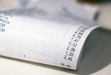 Bir kağıt makbuzuna basılmış süpermarket alışverişinin toplam miktarının yakın plan görüntüsü