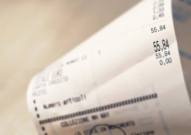 Bir kağıt makbuzuna basılmış süpermarket alışverişinin toplam miktarının yakın plan görüntüsü