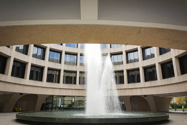 Spray de água da fonte dentro do pátio do Museu Hirshhorn em Washington D.C. . — Fotografia de Stock