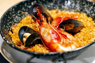 Mariscos 'lu Paella, tipik bir geleneksel İspanyol mutfağı deniz ürünleri ve pirinç tabanlı.