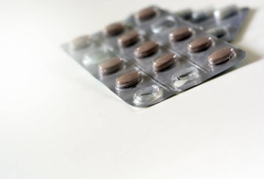 kullanılmış bir ilaç blister paketi yakın çekim görünümü.