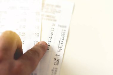 numaraları, giderleri ve karanaliz ederek bir makbuz kontrol.