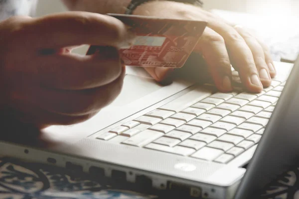インターネット決済取引中にクレジットカードを持つ男性の手 — ストック写真