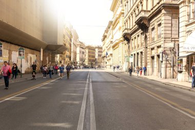 Roma'da Corso Vittorio Emanuele Ii boyunca yürüyen insanlar, İtalya