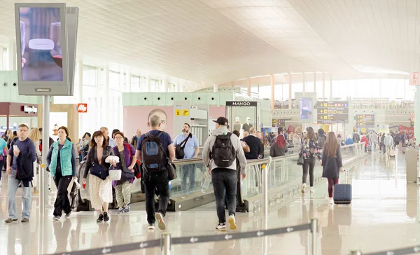 People walking along the international departures corridor of El Prat airport in Barcelona, Spain — Stock Photo, Image