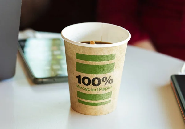 Переработанный бумажный контейнер, содержащий горячий кофе для перерыва. — стоковое фото