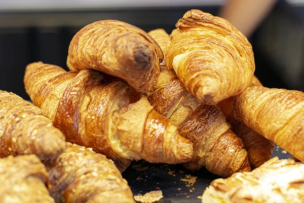 Sekelompok croissant ditumpuk di atas baki. — Stok Foto