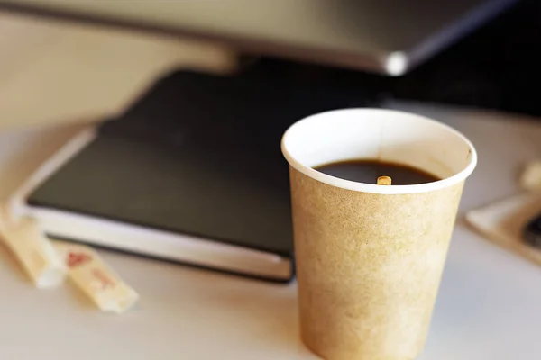 Hot kopi dalam wadah kertas daur ulang. — Stok Foto