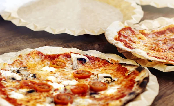 Nybakad Margherita pizza toppad med tomatsås, mozzarella och champinjoner. — Stockfoto