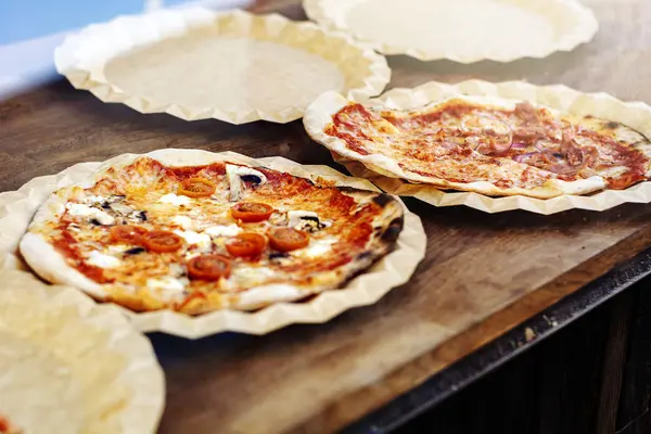 Nybakad Margherita pizza toppad med tomatsås, mozzarella och champinjoner. — Stockfoto