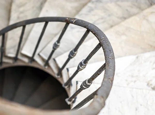 Escalera de caracol antigua con escaleras de mármol y pasamanos de hierro forjado . — Foto de Stock