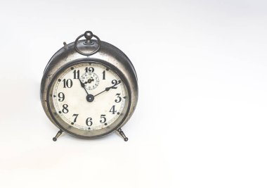 elleri ve numaraları ile eski analog saat.