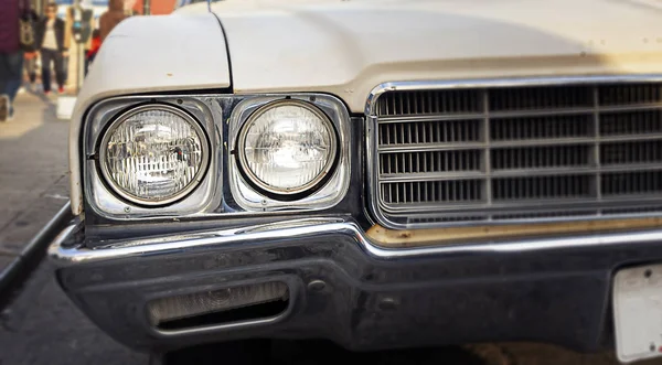 Faros delanteros redondos de un coche antiguo — Foto de Stock