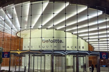 Chicago 'daki Wacker Dr' daki Deloitte ofis binasının gece görüşü.