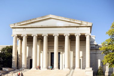 Washington 'da güneşli bir günde turistlerin merdivenlerde durduğu Ulusal Sanat Galerisi' nin batı binası..