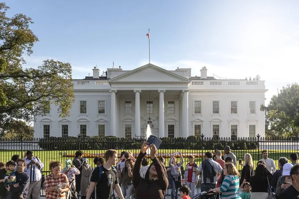 Touristes prenant des photos devant la Maison Blanche par une journée ensoleillée. Tourisme et voyages — Photo