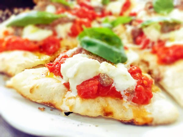 Vue rapprochée d'une pizza margherita aux tomates fraîches, fromage mozzarella et feuilles de basilic . — Photo