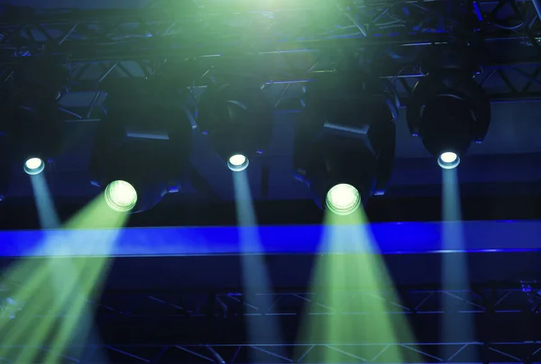 Holofotes de palco projetando luzes durante um evento ao vivo . — Fotografia de Stock