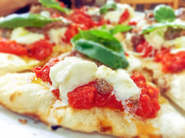 Vista ravvicinata di una pizza margherita con pomodori freschi, mozzarella e foglie di basilico . — Foto Stock