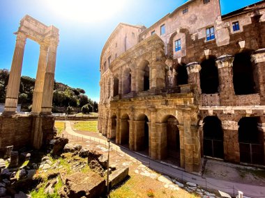 Marcellus Tiyatrosu, güneşli bir bahar gününde Roma 'da. Antik Roma harabeleri