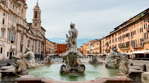 フォンタナ Fontana Del Moro ローマのナヴォーナ広場にある噴水である それは四つのトリトンに囲まれたイルカと格闘し 巻貝の中に立つモーターを表します — ストック写真