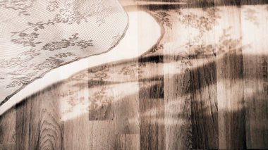 Beyaz dantelle süslenmiş, hafif esintiyle hareket eden, gölgesini parke zemine düşüren bir perde. Ev hayatı işte. Sakin sahne.