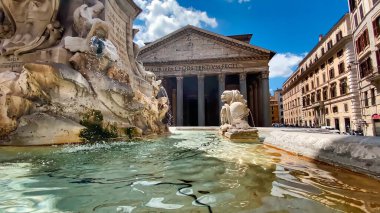 Roma 'daki Piazza della Rotonda' daki Pantheon çeşmesinin arka planında Pantheon var. Heykel ve sanat. İtalyan seyahati ve sanat konsepti