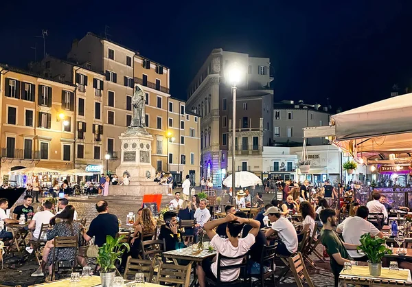 Roma Luglio 2020 Persone Che Godono Una Serata Estiva Nei — Foto Stock