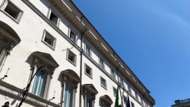 Palazzo Chigi 'nin (Chigi Sarayı) ön cephesi, İtalyan başbakanının koltuğu ve güneşli bir yaz gününde Roma Piazza Colonna' da İtalyan hükümeti. 