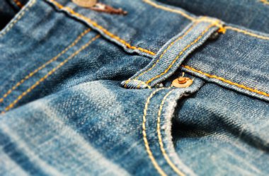Bir kot pantolonun cebindeki bakır perçin yakın plan görüntüsü. Günlük ve iş kıyafetleri. Kot pantolon için Denim kumaşı