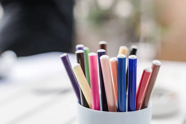 Grupo Marcadores Coloridos Recipiente Plástico Criatividade Desenho Foco Seletivo — Fotografia de Stock