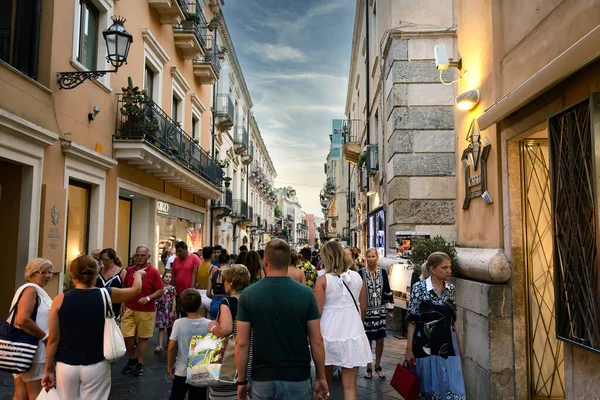 Taormina Italia Agosto 2019 Una Folla Turisti Passeggia Lungo Corso — Foto Stock