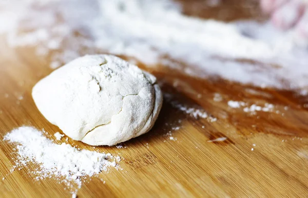 Ein Frischer Teig Auf Einem Bemehlten Holzbrett Zubereitung Und Zutaten — Stockfoto